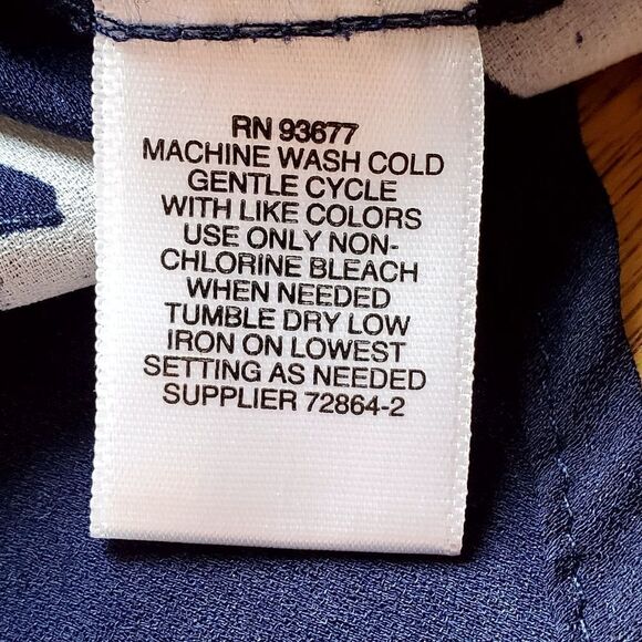 🔹️Liz Claiborne Blue & White Daisy Print Popover Blouse Small - Picture 10 of 13